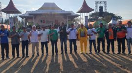 Kadispora NTT Alfonsus Theodorus dan Ketua PSSI NTT Chris Mboeik pose bersama pada pembukaan Piala Pertiwi dan Piala Suratin Tahun 2026 di Gelora Samador da Cunha Maumere, Sabtu (25/7)