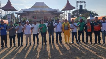 Kadispora NTT Alfonsus Theodorus dan Ketua PSSI NTT Chris Mboeik pose bersama pada pembukaan Piala Pertiwi dan Piala Suratin Tahun 2026 di Gelora Samador da Cunha Maumere, Sabtu (25/7)