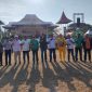 Kadispora NTT Alfonsus Theodorus dan Ketua PSSI NTT Chris Mboeik pose bersama pada pembukaan Piala Pertiwi dan Piala Suratin Tahun 2026 di Gelora Samador da Cunha Maumere, Sabtu (25/7)