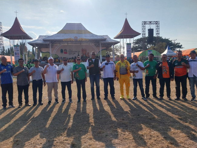 Kadispora NTT Alfonsus Theodorus dan Ketua PSSI NTT Chris Mboeik pose bersama pada pembukaan Piala Pertiwi dan Piala Suratin Tahun 2026 di Gelora Samador da Cunha Maumere, Sabtu (25/7)