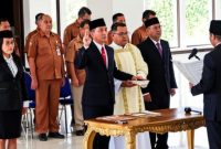 Bupati Sikka Juventus Prima Yoris Kago melantik Adrianus Firminus Parera sebagai Staf Ahli Bidang Pemerintahan, Hukum dan Politik, Senin (27/7)