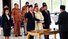 Bupati Sikka Juventus Prima Yoris Kago melantik Adrianus Firminus Parera sebagai Staf Ahli Bidang Pemerintahan, Hukum dan Politik, Senin (27/7)