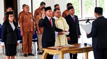 Bupati Sikka Juventus Prima Yoris Kago melantik Adrianus Firminus Parera sebagai Staf Ahli Bidang Pemerintahan, Hukum dan Politik, Senin (27/7)