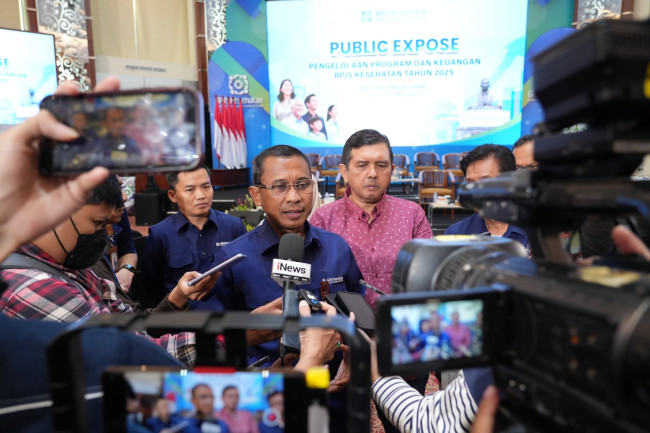 Direktur Utama BPJS Kesehatan Prihati Pujowaskito memberikqn keterangan kepada wartawan usai menggelar Public Expose Laporan Pengelolaan Program dan Laporan Keuangan BPJS Kesehatan Tahun 2025, Kamis (2/7)