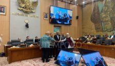 Wakil Ketua DPR Sufmi Dasco Ahmad melantik Melchias Markus Mekeng menjadi Ketua Komisi XII DPR di Kompleks Parlemen, Senayan, Jakarta, Rabu (26/8) (foto: tempo)
