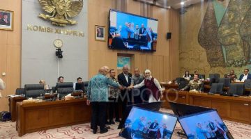 Wakil Ketua DPR Sufmi Dasco Ahmad melantik Melchias Markus Mekeng menjadi Ketua Komisi XII DPR di Kompleks Parlemen, Senayan, Jakarta, Rabu (26/8) (foto: tempo)