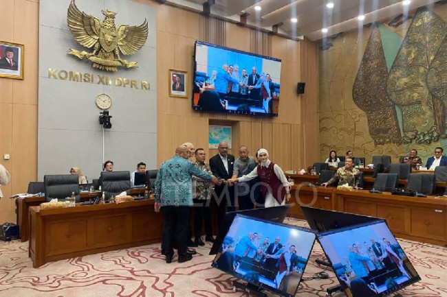 Wakil Ketua DPR Sufmi Dasco Ahmad melantik Melchias Markus Mekeng menjadi Ketua Komisi XII DPR di Kompleks Parlemen, Senayan, Jakarta, Rabu (26/8) (foto: tempo)