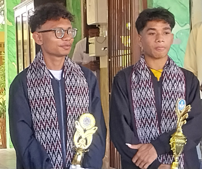 Christian Julio Badar dari Jurusan Desain Komunikasi Visual, dan Longginus Nong Ariel dari Jurusan Teknik Komputer dan Jaringan, duta prestasi SMKS Yohanes XXIII Maumere 