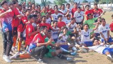 Pemain Citra Bakti Ngada dan BMP Flores Timur merayakan kegembiraan usai pertandingan perebutan tempat ketiga Piala Suratin di Gelora Samador da Cunha Maumere, Jumat (14/8) pagi