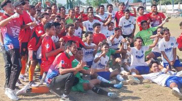 Pemain Citra Bakti Ngada dan BMP Flores Timur merayakan kegembiraan usai pertandingan perebutan tempat ketiga Piala Suratin di Gelora Samador da Cunha Maumere, Jumat (14/8) pagi