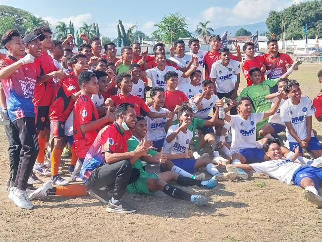 Pemain Citra Bakti Ngada dan BMP Flores Timur merayakan kegembiraan usai pertandingan perebutan tempat ketiga Piala Suratin di Gelora Samador da Cunha Maumere, Jumat (14/8) pagi