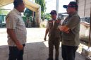 Bupati Sikka Juventus Prima Yoris Kago sedang berbincang dengan personil BNPB di Posko Komando Tanggap Darurat Gempa Bumi Tektonik, Selasa (18/8)