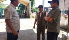 Bupati Sikka Juventus Prima Yoris Kago sedang berbincang dengan personil BNPB di Posko Komando Tanggap Darurat Gempa Bumi Tektonik, Selasa (18/8)