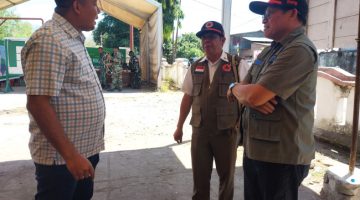 Bupati Sikka Juventus Prima Yoris Kago sedang berbincang dengan personil BNPB di Posko Komando Tanggap Darurat Gempa Bumi Tektonik, Selasa (18/8)