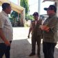 Bupati Sikka Juventus Prima Yoris Kago sedang berbincang dengan personil BNPB di Posko Komando Tanggap Darurat Gempa Bumi Tektonik, Selasa (18/8)