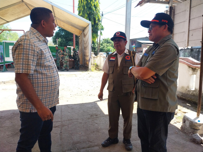 Bupati Sikka Juventus Prima Yoris Kago sedang berbincang dengan personil BNPB di Posko Komando Tanggap Darurat Gempa Bumi Tektonik, Selasa (18/8)