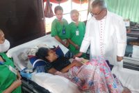 Uskup Maumere mengunjungi pasien yang baru saja melahirkan, Minggu (23/8)