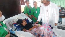Uskup Maumere mengunjungi pasien yang baru saja melahirkan, Minggu (23/8)