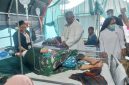 Uskup Maumere Mgr Martinus Edwaldus Sedu menjenguk Serka Rusli, Minggu (23/8), korban kecelakaan saat distribusi bantuan di Kecamatan Palue 