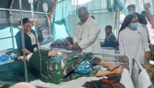 Uskup Maumere Mgr Martinus Edwaldus Sedu menjenguk Serka Rusli, Minggu (23/8), korban kecelakaan saat distribusi bantuan di Kecamatan Palue 