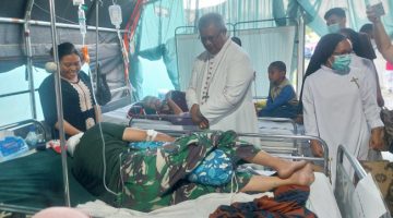 Uskup Maumere Mgr Martinus Edwaldus Sedu menjenguk Serka Rusli, Minggu (23/8), korban kecelakaan saat distribusi bantuan di Kecamatan Palue 