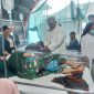 Uskup Maumere Mgr Martinus Edwaldus Sedu menjenguk Serka Rusli, Minggu (23/8), korban kecelakaan saat distribusi bantuan di Kecamatan Palue 
