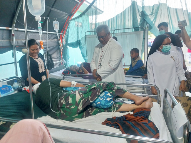 Uskup Maumere Mgr Martinus Edwaldus Sedu menjenguk Serka Rusli, Minggu (23/8), korban kecelakaan saat distribusi bantuan di Kecamatan Palue 