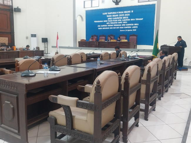 Suasana Rapat Paripurna DPRD Sikka, Senin (24/8)