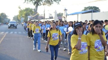 Guru-Guru SMKS Yohanes 23 mengenakan kaus bertuliskan Semarak 79 pada jalan sehat memperingati HUT Yapenthom, Sabtu (1/8)