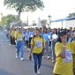 Guru-Guru SMKS Yohanes 23 mengenakan kaus bertuliskan Semarak 79 pada jalan sehat memperingati HUT Yapenthom, Sabtu (1/8)