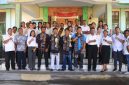 Aril dan Julio (tengah) pose bersama pendamping beserta Guru SMKS Yohanes XXIII Maumere