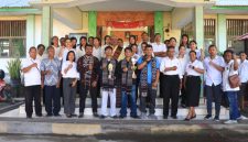 Aril dan Julio (tengah) pose bersama pendamping beserta Guru SMKS Yohanes XXIII Maumere