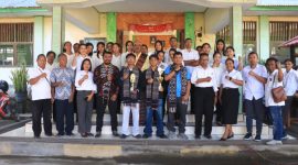 Aril dan Julio (tengah) pose bersama pendamping beserta Guru SMKS Yohanes XXIII Maumere