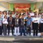 Aril dan Julio (tengah) pose bersama pendamping beserta Guru SMKS Yohanes XXIII Maumere