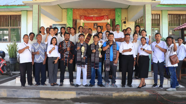 Aril dan Julio (tengah) pose bersama pendamping beserta Guru SMKS Yohanes XXIII Maumere