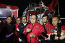 Sekjen PDI Perjuangan Hasto Kristiyanto saat melepas Kapal RS Laksamana Malahayati di Pelabuhan PT Lingga Perdana, Kota Cilegon, Banten, Kamis (20/8) malam
