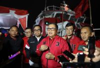 Sekjen PDI Perjuangan Hasto Kristiyanto saat melepas Kapal RS Laksamana Malahayati di Pelabuhan PT Lingga Perdana, Kota Cilegon, Banten, Kamis (20/8) malam