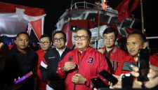 Sekjen PDI Perjuangan Hasto Kristiyanto saat melepas Kapal RS Laksamana Malahayati di Pelabuhan PT Lingga Perdana, Kota Cilegon, Banten, Kamis (20/8) malam