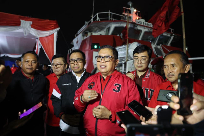Sekjen PDI Perjuangan Hasto Kristiyanto saat melepas Kapal RS Laksamana Malahayati di Pelabuhan PT Lingga Perdana, Kota Cilegon, Banten, Kamis (20/8) malam