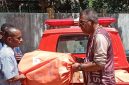 Wakil Bupati Sikka Simon Subandi Supriadi menyerahkan bantuan tenda kepada warga terdampak gempa bumi tektonik di Kecamatan Talibura, Sabtu (22/8)