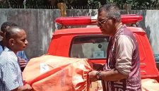 Wakil Bupati Sikka Simon Subandi Supriadi menyerahkan bantuan tenda kepada warga terdampak gempa bumi tektonik di Kecamatan Talibura, Sabtu (22/8)