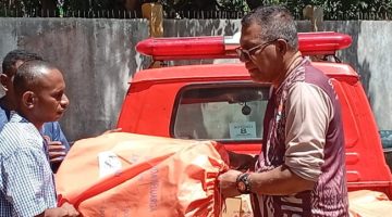 Wakil Bupati Sikka Simon Subandi Supriadi menyerahkan bantuan tenda kepada warga terdampak gempa bumi tektonik di Kecamatan Talibura, Sabtu (22/8)