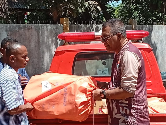 Wakil Bupati Sikka Simon Subandi Supriadi menyerahkan bantuan tenda kepada warga terdampak gempa bumi tektonik di Kecamatan Talibura, Sabtu (22/8)