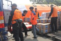 Personil BNPB di Pos Pendukung Logistik Nasional Halim Perdanakusuma di Jakarta sedang mengatur pengiriman bantuan tanggap darurat ke Maumere dan Labuan Bajo