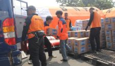 Personil BNPB di Pos Pendukung Logistik Nasional Halim Perdanakusuma di Jakarta sedang mengatur pengiriman bantuan tanggap darurat ke Maumere dan Labuan Bajo