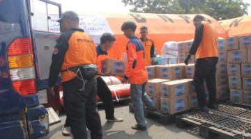 Personil BNPB di Pos Pendukung Logistik Nasional Halim Perdanakusuma di Jakarta sedang mengatur pengiriman bantuan tanggap darurat ke Maumere dan Labuan Bajo