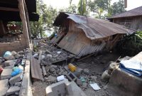 Salah satu rumah warga mengalami rusak berat akibat guncangan gempa bumi tektonik di Flores
