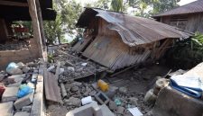 Salah satu rumah warga mengalami rusak berat akibat guncangan gempa bumi tektonik di Flores