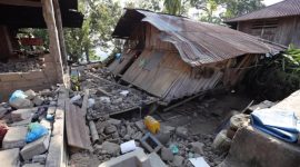 Salah satu rumah warga mengalami rusak berat akibat guncangan gempa bumi tektonik di Flores