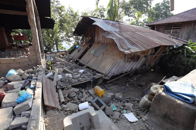 Salah satu rumah warga mengalami rusak berat akibat guncangan gempa bumi tektonik di Flores